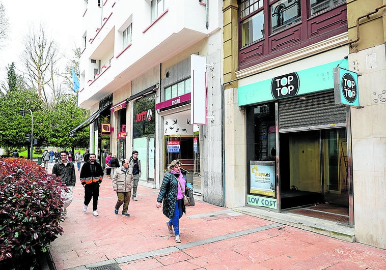 La calle Milicias Nacionales tiene cuatro locales en Oviedo con la persiana bajada